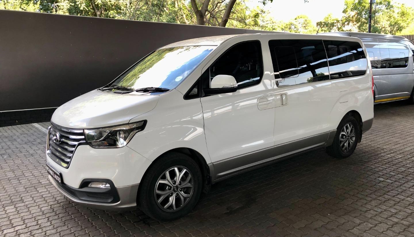 Autocarros Toyota Coaster brancos da R&B para transporte confortável e seguro de pessoal em Angola